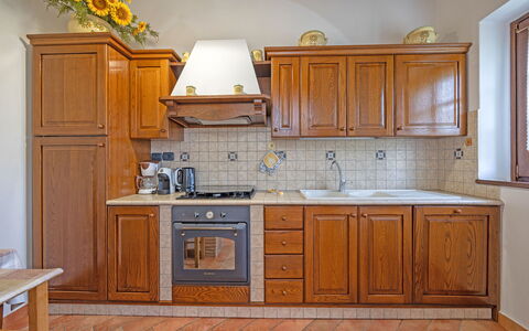 La Montanina: Cabinetry, Eigendom, Countertop, Meubilair, Wastafel, Kraan, Wit, Gebouw, Keuken, Hout