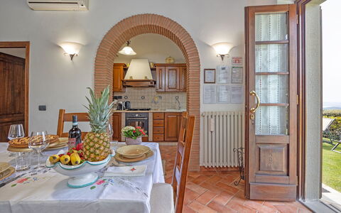 La Montanina: Tafel, Eigendom, Meubilair, Tableware, Deur, Hout, Stoel, Interieur Ontwerp, Fabriek