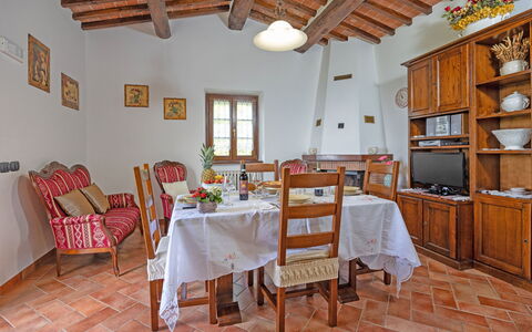 La Montanina: Meubilair, Tafel, Eigendom, Venster, Stoel, Cabinetry, Hout, Interieur Ontwerp, Architectuur, Gebouw