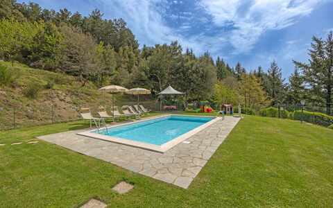 La Montanina: Wolk, Lucht, Fabriek, Boom, Zwembad, Water, Land Lot, Rechthoek, Gebouw, Schaduw