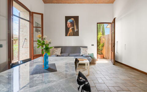 Torri 15 Holiday Home: Fabriek, Gebouw, Fotolijst, Bloem, Kamerplant, Hout, Flooring, Interieur Ontwerp, Verdieping, Bloempot