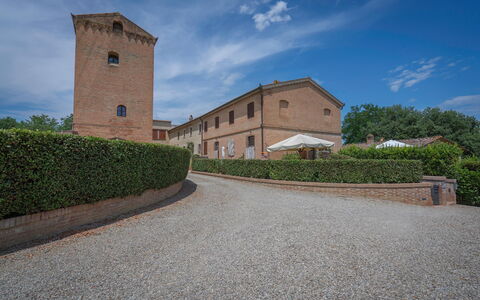 Torri 15 Holiday Home: Wolk, Lucht, Fabriek, Gebouw, Venster, Weg Oppervlak, Land Lot, Boom, Huis, Gras