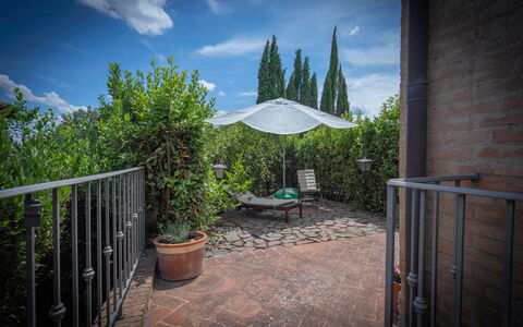 Torri 15 Holiday Home: Wolk, Lucht, Fabriek, Eigendom, Plantkunde, Bloempot, Stoel, Schaduw, Onroerend Goed, Gras