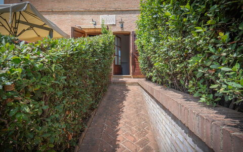 Torri 15 Holiday Home: Fabriek, Eigendom, Venster, Gebouw, Land Lot, Weg Oppervlak, Muur, Gras, Steen, Onroerend Goed