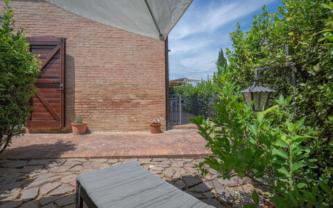 Torri 15 Holiday Home: Fabriek, Eigendom, Lucht, Wolk, Weg Oppervlak, Schaduw, Hout, Verblijf, Gras, Gebouw