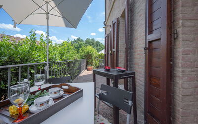 Torri 15 Holiday Home: Lucht, Gebouw, Eigendom, Tafel, Meubilair, Wolk, Tableware, Venster, Architectuur, Bloempot