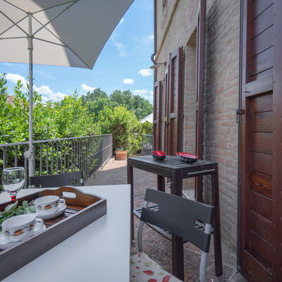 Torri 15 Holiday Home: Lucht, Gebouw, Eigendom, Tafel, Meubilair, Wolk, Tableware, Venster, Architectuur, Bloempot