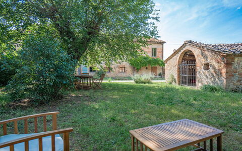 Il Palazzetto Francigena, Monteriggioni: Fabriek, Eigendom, Gebouw, Meubilair, Wolk, Venster, Lucht, Tafel, Hout, Natuurlijk Landschap