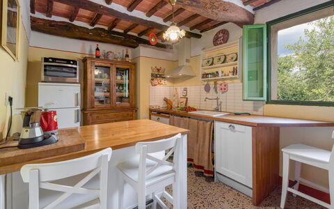 Il Palazzetto Francigena, Monteriggioni: Cabinetry, Countertop, Meubilair, Tafel, Eigendom, Venster, Keuken, Hout, Lade, Interieur Ontwerp