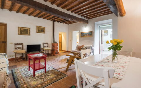 Il Palazzetto Francigena, Monteriggioni: Tafel, Meubilair, Fabriek, Stoel, Hout, Interieur Ontwerp, Bloem, Architectuur, Gebouw, Verdieping