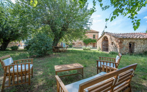 Il Palazzetto Francigena, Monteriggioni: Gras, Landelijk Gebied, Tuin, Landgoed, Gazon, Backyard, Verblijf, Boerderij, Hacienda, Werf