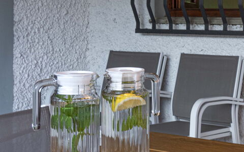 Villa i Portici: Tableware, Voedsel, Tafel, Drinkware, Dishware, Ingrediënt, Interieur Ontwerp, Serveware, Barware