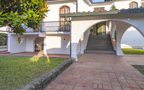 Villa i Portici: Fabriek, Gebouw, Boom, Weg Oppervlak, Venster, Muur, Metselwerk, Trap, Schaduw, Onroerend Goed