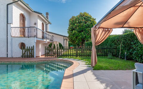Villa i Portici: Water, Fabriek, Lucht, Eigendom, Venster, Gebouw, Azure, Zwembad, Architectuur, Boom