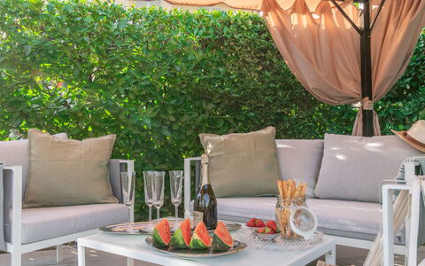 Villa i Portici: Tafel, Meubilair, Fabriek, Eigendom, Tableware, Groen, Buitenmeubels, Textiel, Oranje, Schaduw