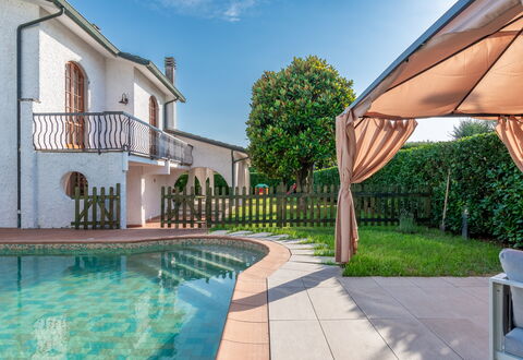 Villa i Portici: Water, Fabriek, Lucht, Eigendom, Venster, Gebouw, Azure, Zwembad, Architectuur, Boom