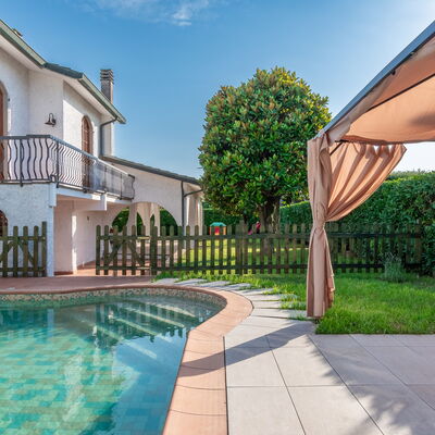 Villa i Portici: Water, Fabriek, Lucht, Eigendom, Venster, Gebouw, Azure, Zwembad, Architectuur, Boom