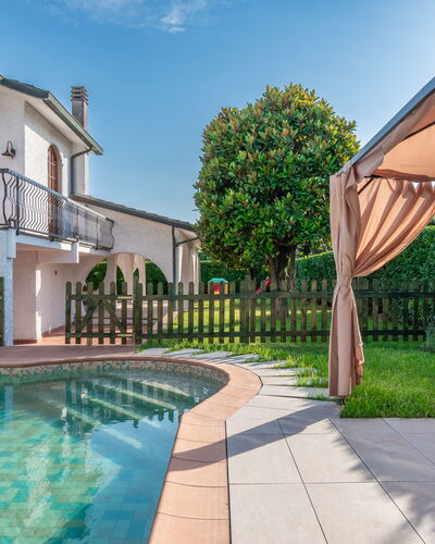 Villa i Portici: Water, Fabriek, Lucht, Eigendom, Venster, Gebouw, Azure, Zwembad, Architectuur, Boom