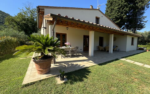 Casa Viviani: Fabriek, Lucht, Gebouw, Eigendom, Venster, Boom, Huis, Schaduw, Land Lot, Deur