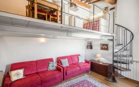 Belle Donne Apartment, Tornabuoni, Florence, Wifi: Eigendom, Meubilair, Bankstel, Woonkamer, Hout, Interieur Ontwerp, Verlichting, Gebouw, Architectuur, Verdieping