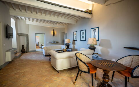 Appartamento Vagnucci: Tafel, Meubilair, Gebouw, Fotolijst, Bankstel, Comfort, Interieur Ontwerp, Flooring, Woonkamer, Verdieping