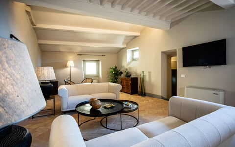 Appartamento Vagnucci: Meubilair, Fotolijst, Tafel, Eigendom, Bankstel, Comfort, Gebouw, Interieur Ontwerp, Architectuur, Flooring