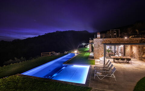 Villa Paradise: Water, Fabriek, Lucht, Meubilair, Gebouw, Natuur, Azure, Zwembad, Stoel, Gras