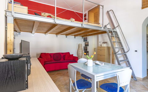 Florentine Careggi Loft: Tafel, Meubilair, Eigendom, Bankstel, Hout, Gebouw, Interieur Ontwerp, Verdieping, Flooring, Comfort