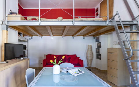 Florentine Careggi Loft: Tafel, Meubilair, Eigendom, Gebouw, Textiel, Hout, Stoel, Interieur Ontwerp, Tableware, Architectuur