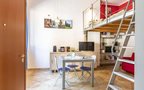 Florentine Careggi Loft: Tafel, Eigendom, Meubilair, Boekenkast, Fotolijst, Gebouw, Bureau, Hout, Interieur Ontwerp, Stellingen