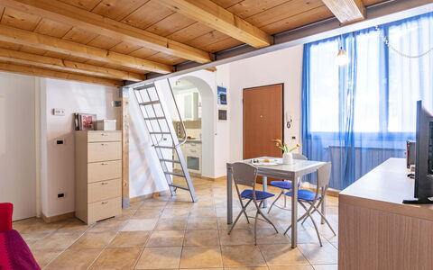 Florentine Careggi Loft: Tafel, Eigendom, Meubilair, Gebouw, Venster, Hout, Deur, Interieur Ontwerp, Flooring, Huis