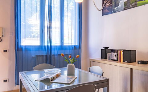 Florentine Careggi Loft: Tafel, Meubilair, Gebouw, Eigendom, Venster, Fabriek, Bloem, Stoel, Hout, Interieur Ontwerp