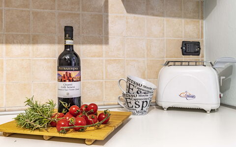 Florentine Careggi Loft: Voedsel, Fles, Glazen Fles, Alcoholische Drank, Drinken, Ingrediënt, Natuurlijke Voedingsmiddelen, Toestel Van De Keuken, Wijnfles