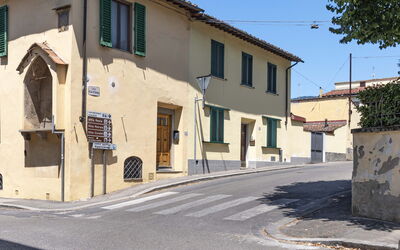 Florentine Careggi Loft: Lucht, Eigendom, Venster, Gebouw, Weg Oppervlak, Boom, Woongebied, Huis, Asfalt, Fabriek
