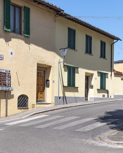 Florentine Careggi Loft: Lucht, Eigendom, Venster, Gebouw, Weg Oppervlak, Boom, Woongebied, Huis, Asfalt, Fabriek
