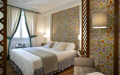 Butterfly With Beach & Breakfast Included: Meubilair, Eigendom, Gebouw, Comfort, Decoratie, Textiel, Bed Frame, Interieur Ontwerp, Hout, Verdieping