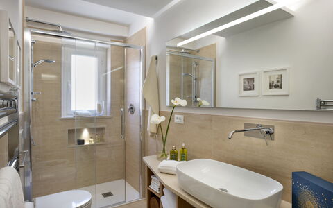 Boheme With Beach & Breakfast Included: Spiegel, Kraan, Loodgieterswerkinrichting, Wastafel, Eigendom, Badkamer, Wastafel In De Badkamer, Purper, Gebouw, Interieur Ontwerp