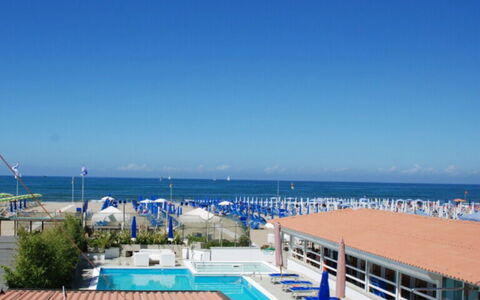 Boheme With Beach & Breakfast Included: Water, Lucht, Wolk, Fabriek, Kust En Oceanic Landvormen, Zwembad, Strand, Vrije Tijd, Boom, Horizon