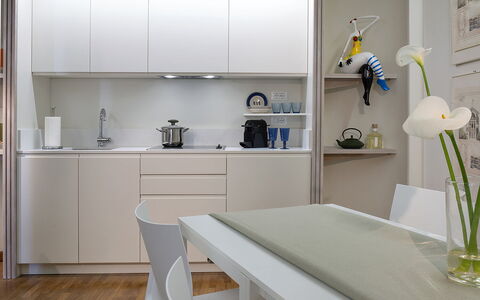 Boheme With Beach & Breakfast Included: Eigendom, Meubilair, Cabinetry, Wit, Tafel, Interieur Ontwerp, Fabriek, Stellingen, Bloem