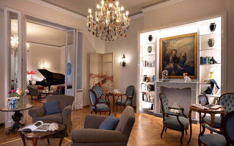 Boheme With Beach & Breakfast Included: Meubilair, Tafel, Fotolijst, Eigendom, Stoel, Verlichting, Woonkamer, Interieur Ontwerp, Verdieping, Lamp