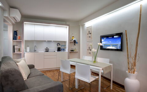 Boheme With Beach & Breakfast Included: Tafel, Meubilair, Bankstel, Fotolijst, Gebouw, Kamerplant, Interieur Ontwerp, Verdieping, Plank, Flooring