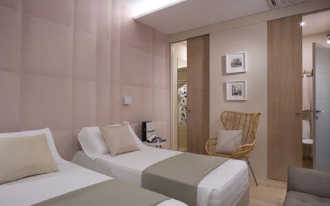 Tosca With Beach & Breakfast Included: Meubilair, Comfort, Gebouw, Hout, Verlichting, Verdieping, Interieur Ontwerp, Hoofdkussen, Flooring