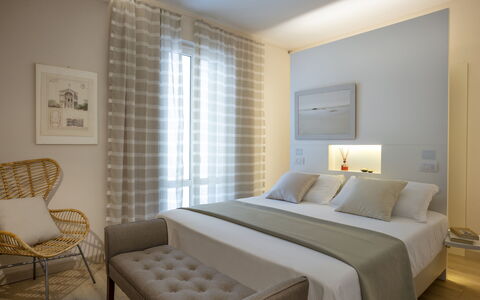 Tosca With Beach & Breakfast Included: Meubilair, Eigendom, Comfort, Hout, Textiel, Interieur Ontwerp, Verlichting, Flooring, Stoel