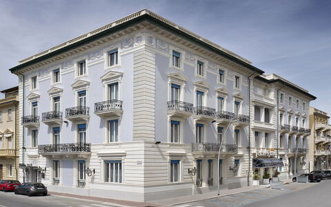 Tosca With Beach & Breakfast Included: Gebouw, Lucht, Venster, Wolk, Auto, Stedelijk Ontwerp, Buurt, Wiel, Woongebied, Condominium