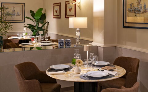 Tosca With Beach & Breakfast Included: Tafel, Meubilair, Fotolijst, Eigendom, Fabriek, Stoel, Tableware, Gebouw, Verlichting, Interieur Ontwerp