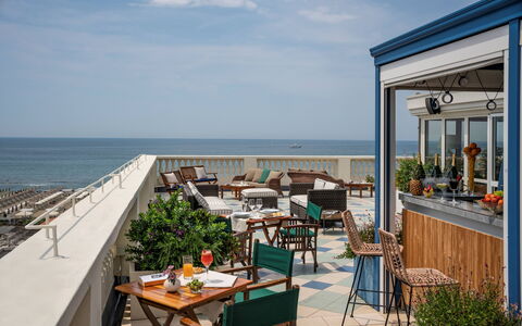 Tosca With Beach & Breakfast Included: Lucht, Tafel, Water, Meubilair, Wolk, Gebouw, Azure, Fabriek, Stoel, Buitenmeubels