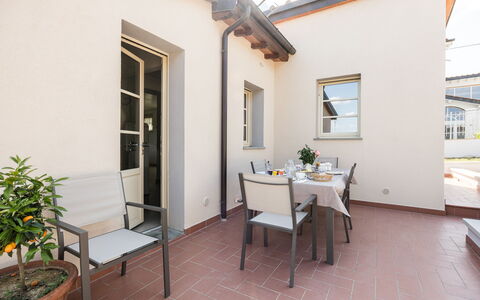 Villacolle 1, Poggio a Caiano, Hot Tub, Wifi, Ac: Meubilair, Fabriek, Tafel, Venster, Bloempot, Kamerplant, Gebouw, Hout, Interieur Ontwerp, Stoel