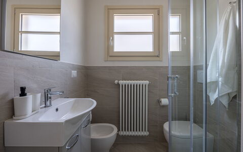 Villacolle 1, Poggio a Caiano, Hot Tub, Wifi, Ac: Loodgieterswerkinrichting, Kraan, Wastafel, Eigendom, Wastafel In De Badkamer, Venster, Badkamer, Gebouw, Interieur Ontwerp