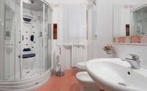 Santa Colomba House, Siena, Nature And Pool: Kraan, Loodgieterswerkinrichting, Eigendom, Spiegel, Wit, Wastafel, Product, Purper, Badkamer, Interieur Ontwerp