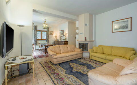 Santa Colomba House, Siena, Nature And Pool: Fotolijst, Bankstel, Meubilair, Tafel, Interieur Ontwerp, Woonkamer, Hout, Verdieping, Comfort, Flooring